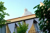 2 bedroom apartment in Lisbon with garden view - บริการรถรับส่ง