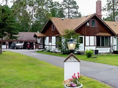 Lumberjack Inn Hotel dekat New Moon Ski & Bike Shop