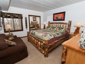 Cozy Seven Springs 1 Bedroom Condo with Private Deck Condo