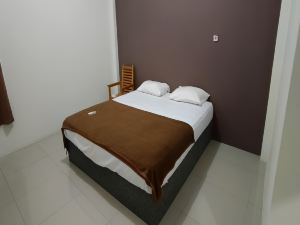 OYO 92243 Fanilly Guest House Marabahan