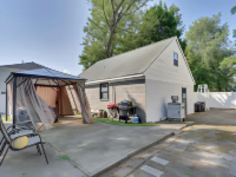 11 Mi to Manhattan: Pet-Friendly Duplex w/ Yard! Hotels in Teaneck