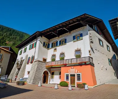 Palazzo Lodron Bertelli. Dimora Storica & Spa Hotels in Caderzone