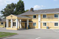 Super 8 by Wyndham Higginsville Hotels in Freedom Township