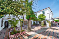 Óbal Urban Hotel Hôtels à proximité de : Puerto Cabopino beach & marina