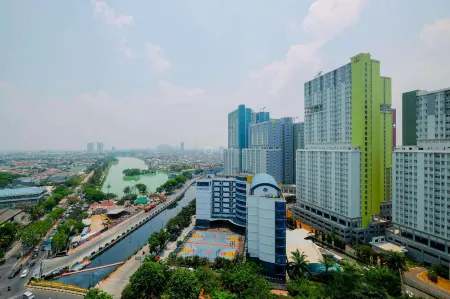 Simple Furnished Studio Apartment at Maple Park by Travelio Отели рядом с достопримечательностью «Международная выставка Джакарты»