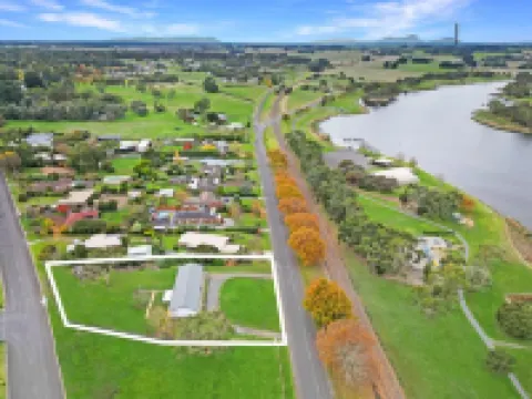 Gorgeous two bedroom home with lake views! Hotels in Hamilton