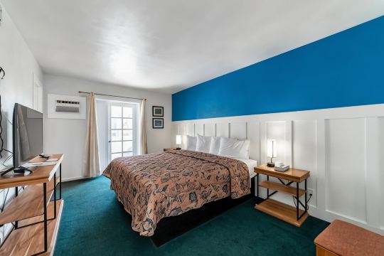 Captain's Table Hotel by Everglades Adventures