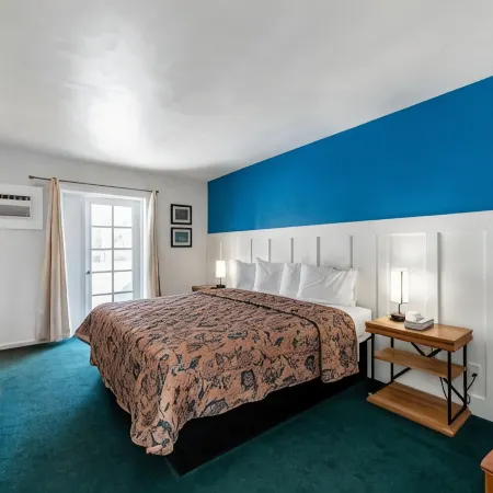 Captain's Table Hotel by Everglades Adventures