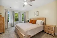 Featherbone Farmhouse- Comfy Gem 1 Block to Town. Perfect for families & groups!