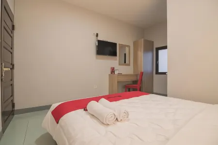 RedDoorz @ Kiaracondong Отели рядом со станцией Cikudapateuh Train Station