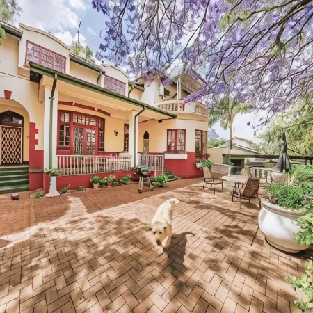 Amper Bo Guest House Отели рядом с достопримечательностью «Торговый центр Wonderboom Junction»