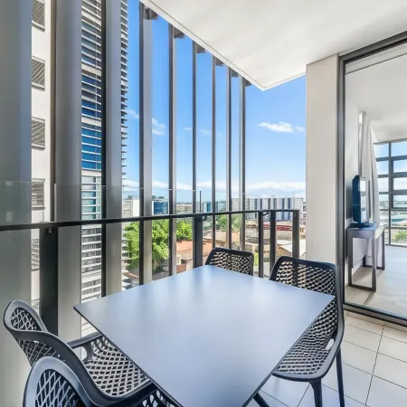 Oaks Redcliffe Mon Komo Suites