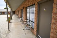 Holbrook Town Centre Motor Inn