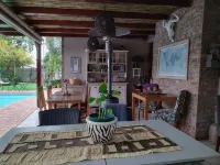 Earthbound Guest House - parkir