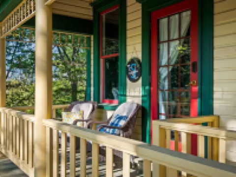 The 1883 Peabody House Bed & Breakfast Hotels in Cedar Township