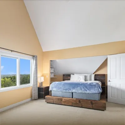 Expansive Deck and Scenic Views - Stunning Country Retreat