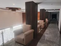 斯里市的Monarch Express