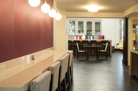 Holiday Inn Express Hickory-Hickory Mart Отели рядом с достопримечательностью «Лайл Крик Гринуэй Трейлхед»