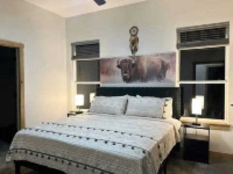 Bison Cabin with Hot Tub, Air Hockey & Pool Table, South of Norman Hotels in McClain County