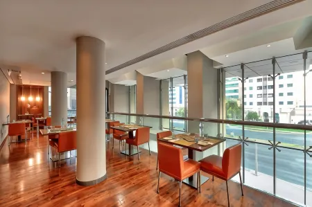 Centro Al Manhal Отели рядом с достопримечательностью «Khalifa University Extension»