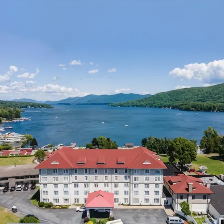 Fort William Henry Hotel Отели рядом с достопримечательностью «Форт Уильям Генри»