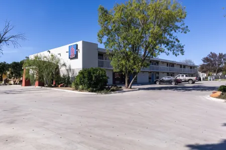 Motel 6 Uvalde, TX Отели в г. Ювалде