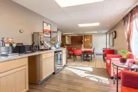 Econo Lodge Inn & Suites