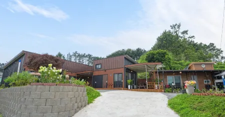 Taean Cypress Fragrance Pension Отели рядом с достопримечательностью «Ch'ŏngp'odae-haesuyokchang»