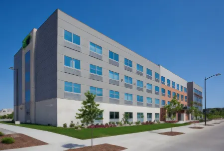 Holiday Inn Express & Suites des Moines Downtown Отели рядом с достопримечательностью «Грэйтер Де-Мойн Ботаникал Гарден»