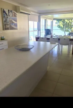 Hideaway By The Lake - The perfect lakeside holiday location! Отели в г. Caves Beach