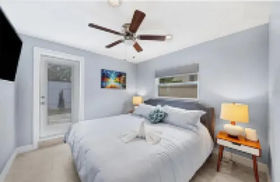 1st floor apt B. 1 mile from waterfront and downtown. Just 2 miles from beach!