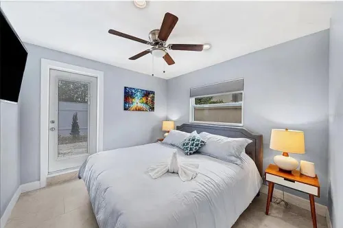 1st floor apt B. 1 mile from waterfront and downtown. Just 2 miles from beach!