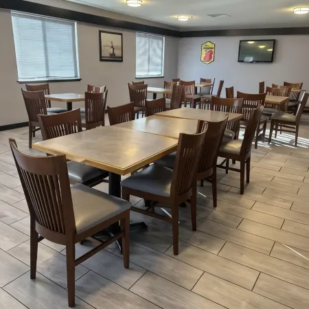 Super 8 by Wyndham Milwaukee Airport