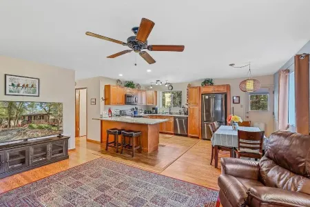 Cozy 3 Bedroom Cabin: Get Out of the Valley Heat in Munds Park. Отели рядом с достопримечательностью «Pinewood Trailhead»