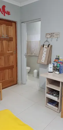 Self-catering, spacious Bachelors flat, WiFi, DSTV, garden-patio, secure parking Отели рядом с достопримечательностью «Diemersdal»