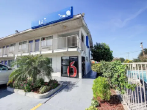 德克薩斯拉雷多 - 南 6 號汽車旅館 拉雷多酒店