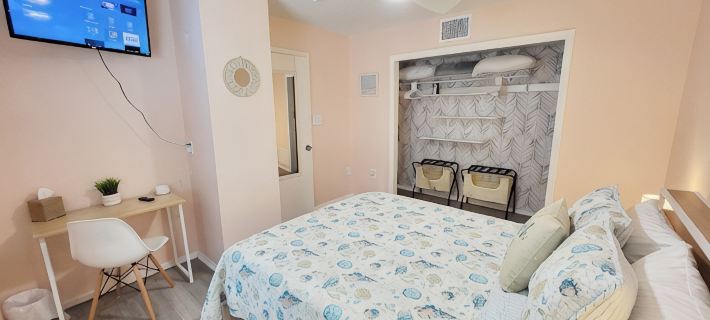 Charming Chic Getaway - 2 min. Walk to Beach, Restaurants, & Shops Hotels in Siesta Key