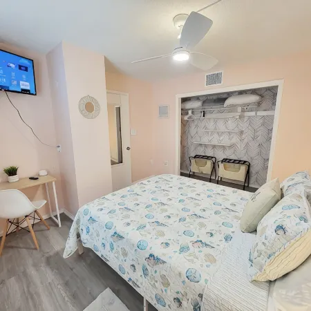 Charming Chic Getaway - 2 min. Walk to Beach, Restaurants, & Shops