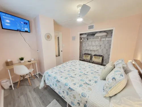 Charming Chic Getaway - 2 min. Walk to Beach, Restaurants, & Shops