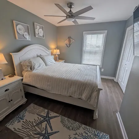 Pelican's Loft: Steps from the Beach Access