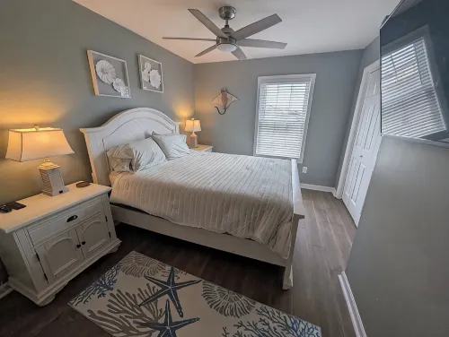 Pelican's Loft: Steps from the Beach Access