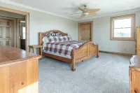 Spacious 4-bedroom overlooking Singer Castle including boat slip on the river - 4-Star
