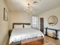 Luxury Lakeview Condo - Walk to Shops & Dining 랭글리 호텔