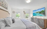 Luxury Wine Retreat • Spa Sunroom • Walk Downtown - 4-Star