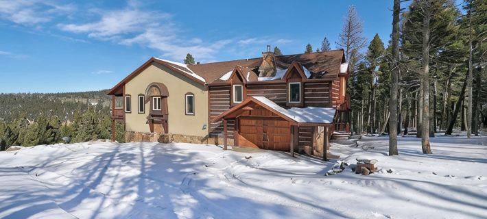 Spacious, Custom Built, Luxury Home Cabin with Hot Tub, Stunning Views, Hotels in Colfax County