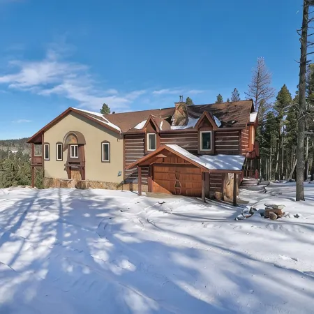 Spacious, Custom Built, Luxury Home Cabin with Hot Tub, Stunning Views,