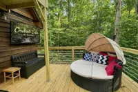 Romantic Cabin: Hot Tub, Fire Pit, Indoor & Outdoor Living, EV Charger