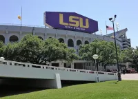 Cozy Place Downtown by the River Center minutes to LSU. Free Parking/Wifi