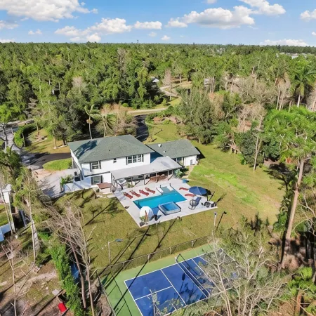Luxurious 7-bedroom villa with pool/spa and pickleball court in fabulous Naples