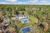 Luxurious 7-bedroom villa with pool/spa and pickleball court in fabulous Naples
